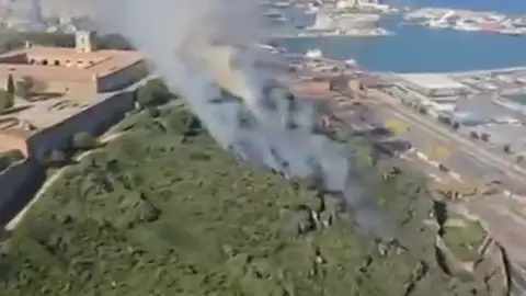 Un incendio en Montjuïc obliga a desalojar el Castillo de forma preventiva Un incendio en Montjuïc obliga a desalojar el Castillo de forma preventiva