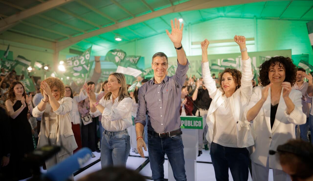 El secretario general del PSOE y presidente del Gobierno, Pedro S&aacute;nchez, y la vicesecretaria general del PSOE, secretaria general del PSOE-A y candidata a la Presidencia de la Junta de Andaluc&iacute;a, Mar&iacute;a Jes&uacute;s Montero