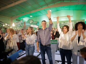 El secretario general del PSOE y presidente del Gobierno, Pedro S&aacute;nchez, y la vicesecretaria general del PSOE, secretaria general del PSOE-A y candidata a la Presidencia de la Junta de Andaluc&iacute;a, Mar&iacute;a Jes&uacute;s Montero