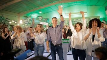 El secretario general del PSOE y presidente del Gobierno, Pedro S&aacute;nchez, y la vicesecretaria general del PSOE, secretaria general del PSOE-A y candidata a la Presidencia de la Junta de Andaluc&iacute;a, Mar&iacute;a Jes&uacute;s Montero