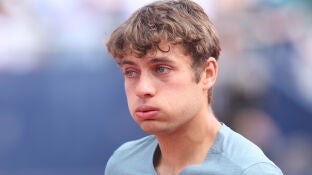 Las l&aacute;grimas de Cobolli tras vencer a Zverev en M&uacute;nich