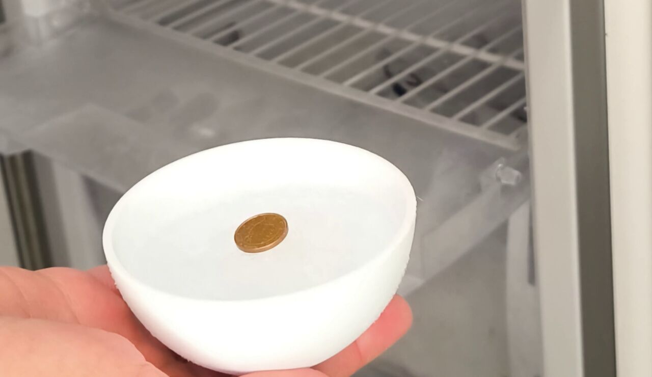 Moneda en recipiente