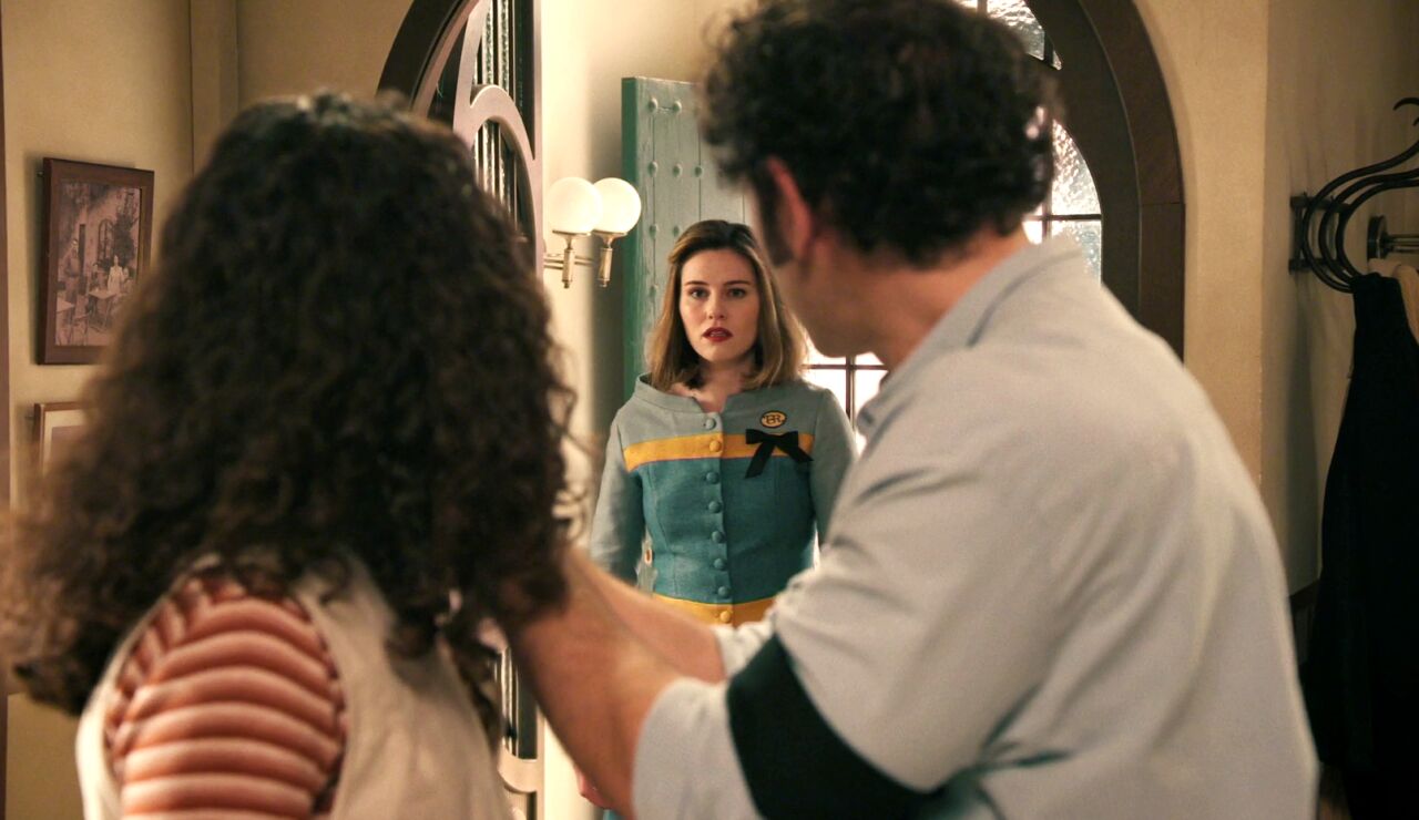 Claudia pilla a Salva y Mabel en actitud cari&ntilde;osa