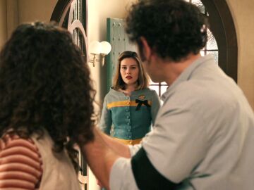 Claudia pilla a Salva y Mabel en actitud cari&ntilde;osa