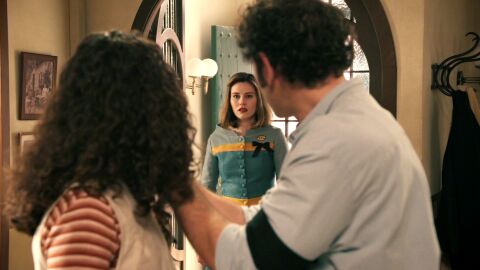 Claudia pilla a Salva y Mabel en actitud cari&ntilde;osa