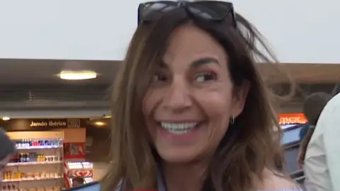 Mariló Montero ante las cámaras en el aeropuerto Mariló Montero ante las cámaras en el aeropuerto