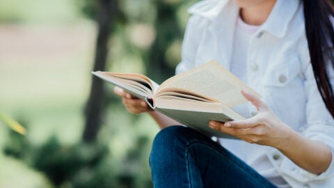Mujer leyendo un libro