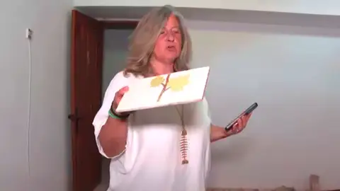 Propietaria recupera su casa okupada. Propietaria recupera su casa okupada.