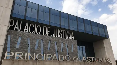 Piden prisión para un matrimonio por pegar, dar baños de agua fría y dejar sin comer a su hijo en Gijón Piden prisión para un matrimonio por pegar, dar baños de agua fría y dejar sin comer a su hijo en Gijón