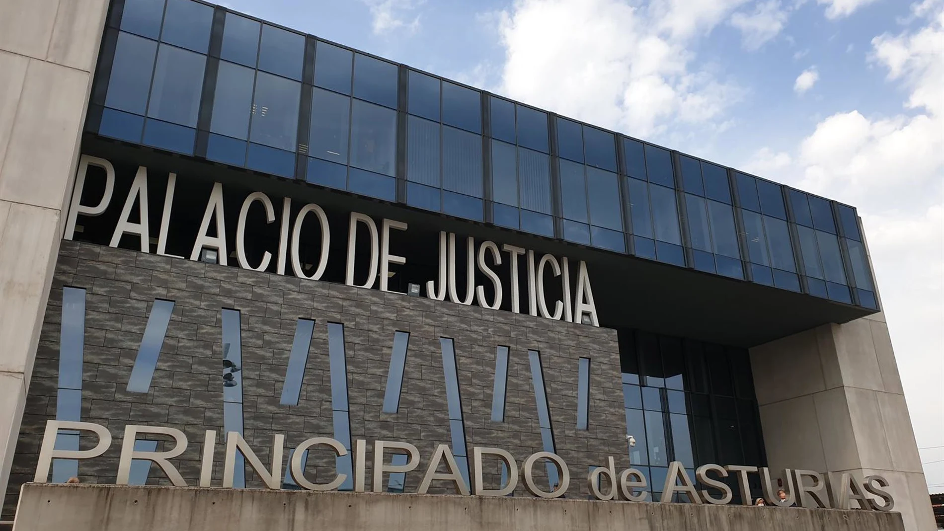 Piden prisión para un matrimonio por pegar, dar baños de agua fría y dejar sin comer a su hijo en Gijón Piden prisión para un matrimonio por pegar, dar baños de agua fría y dejar sin comer a su hijo en Gijón