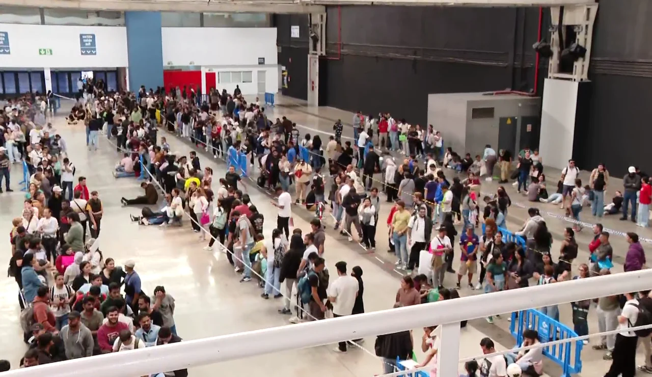 Colas tras el inicio del plazo para la regularización de migrantes
