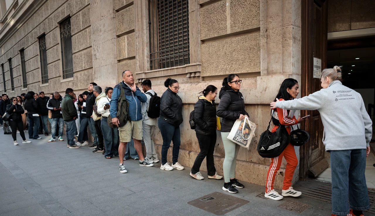 Un gran número de personas guarda cola ante el padrón municipal de Valencia