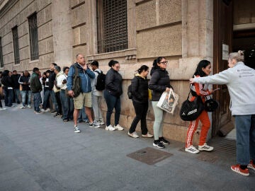 Un gran n&uacute;mero de personas guarda cola ante el padr&oacute;n municipal de Valencia