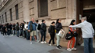 Un gran número de personas guarda cola ante el padrón municipal de Valencia Un gran número de personas guarda cola ante el padrón municipal de Valencia