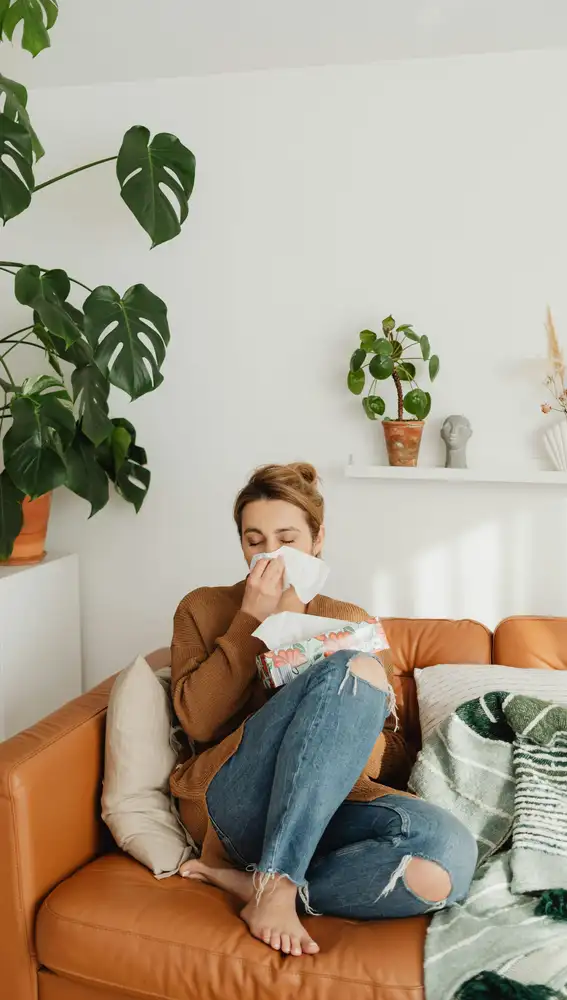 Mujer con alergia Mujer con alergia