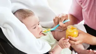 Imagen de archivo de un bebé tomando un potito