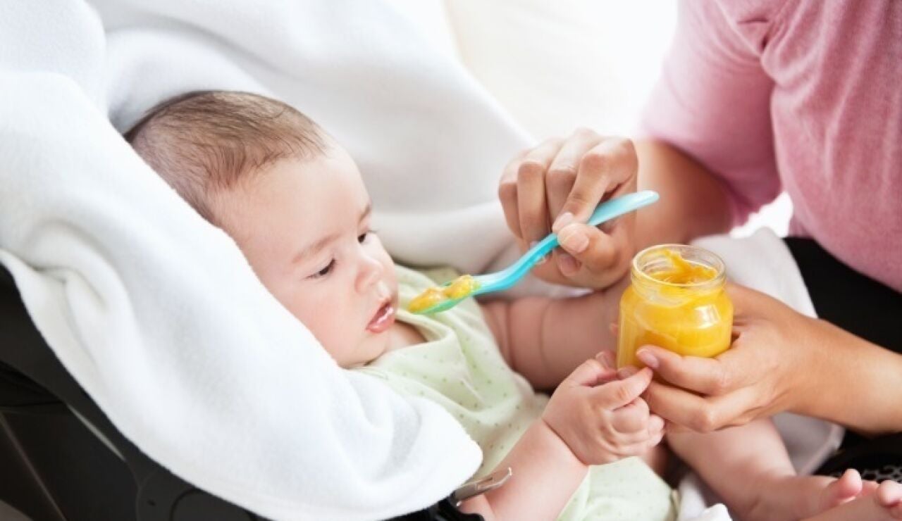 Imagen de archivo de un beb&eacute; tomando un potito