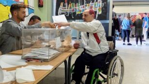 Hombre con discapacidad ejerciendo su derecho a voto.