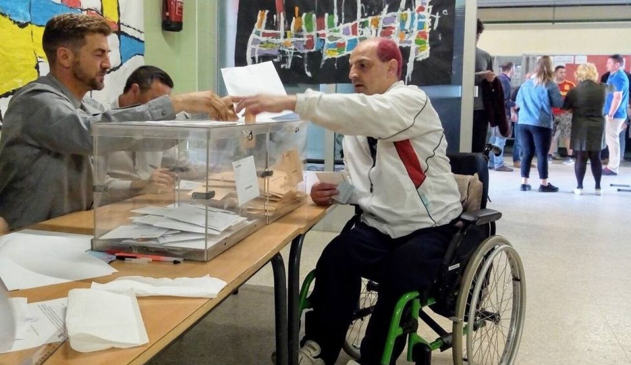 Hombre con discapacidad ejerciendo su derecho a voto.