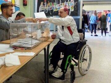 Hombre con discapacidad ejerciendo su derecho a voto.