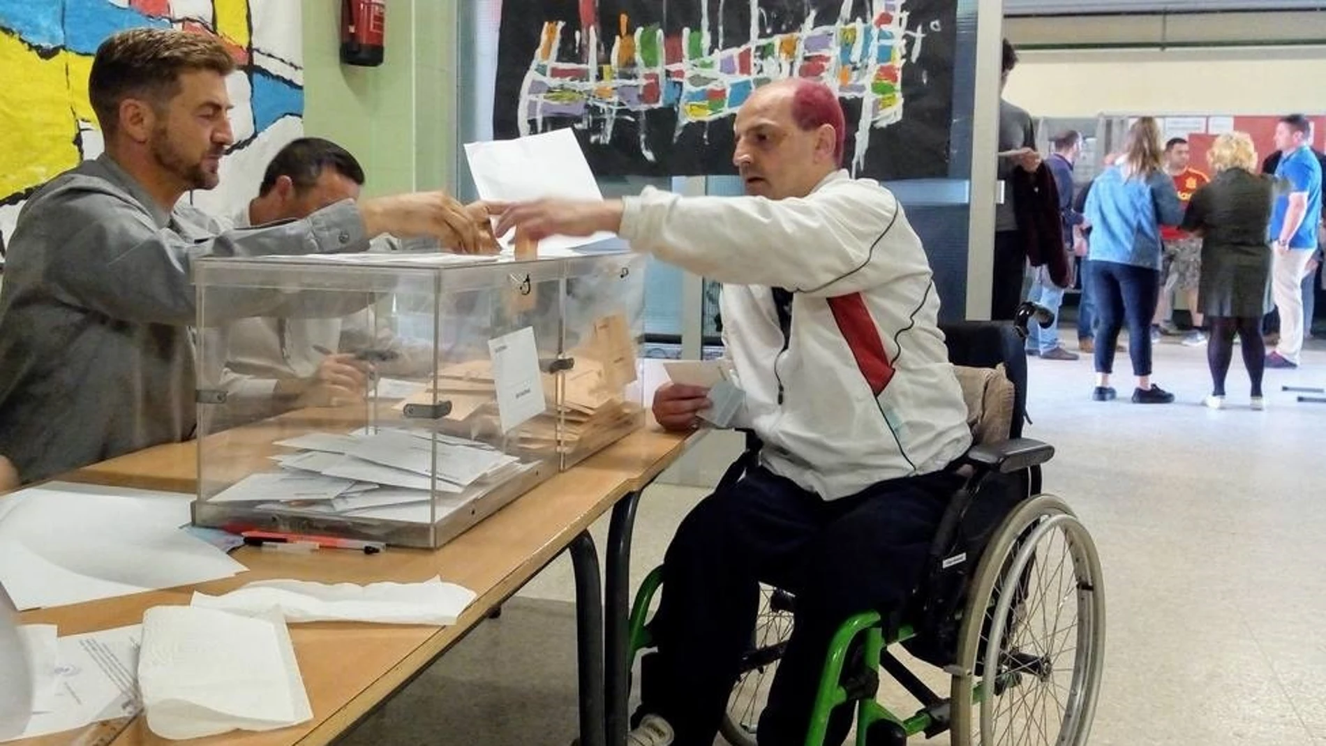 Hombre con discapacidad ejerciendo su derecho a voto. Hombre con discapacidad ejerciendo su derecho a voto.