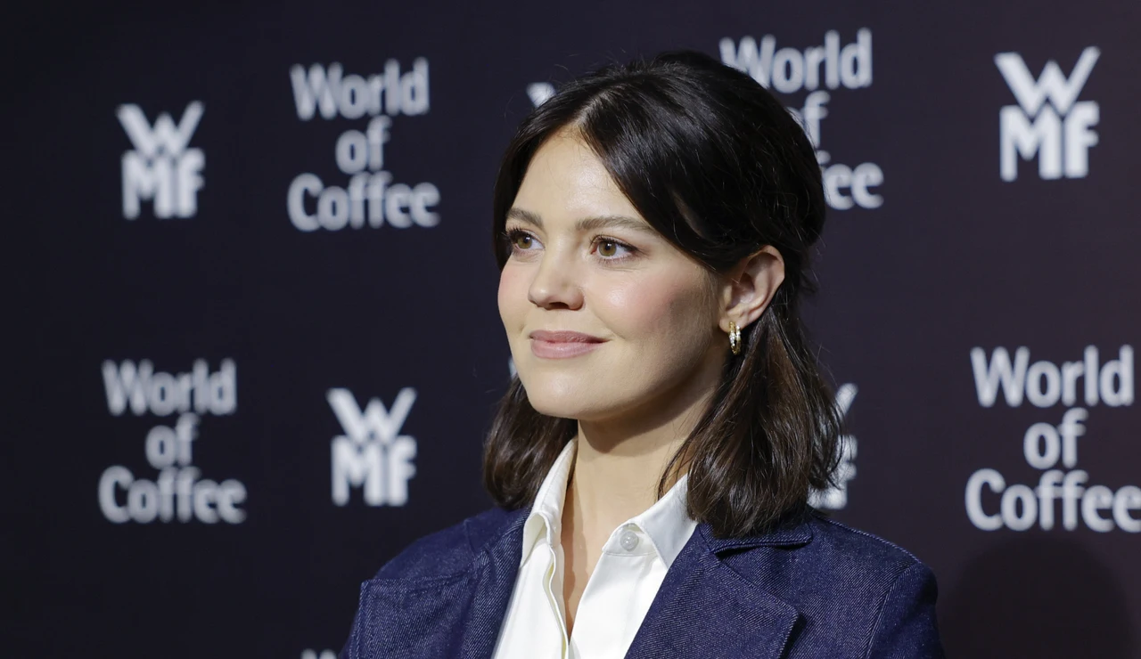 Isabelle Junot posando para la prensa