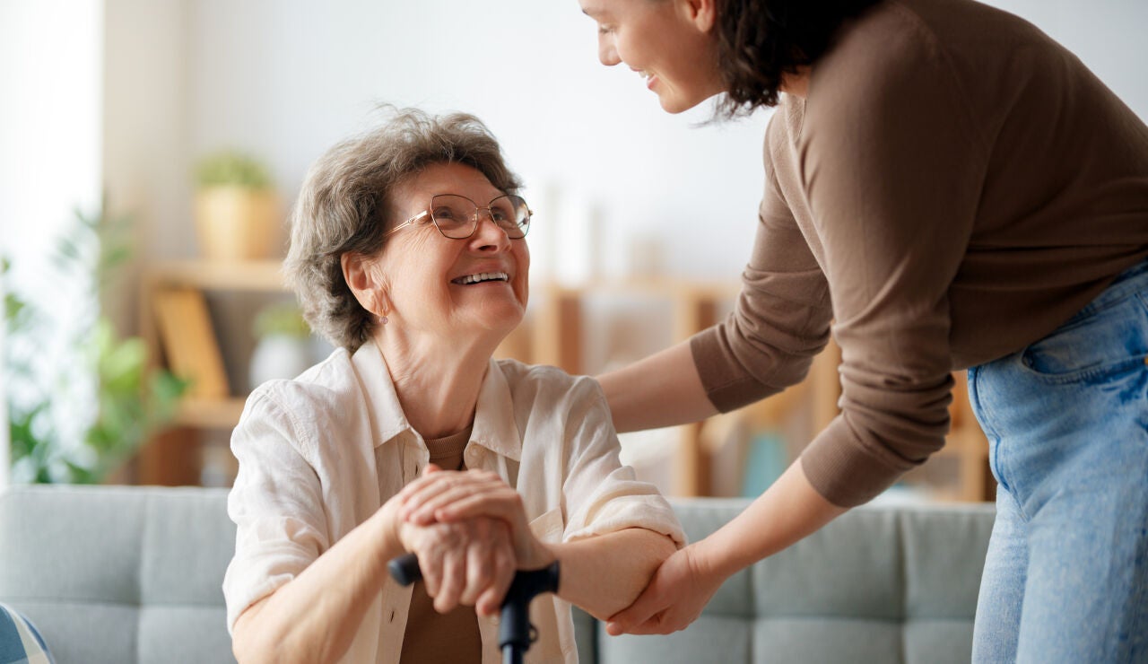 Persona mayor acompa&ntilde;ada