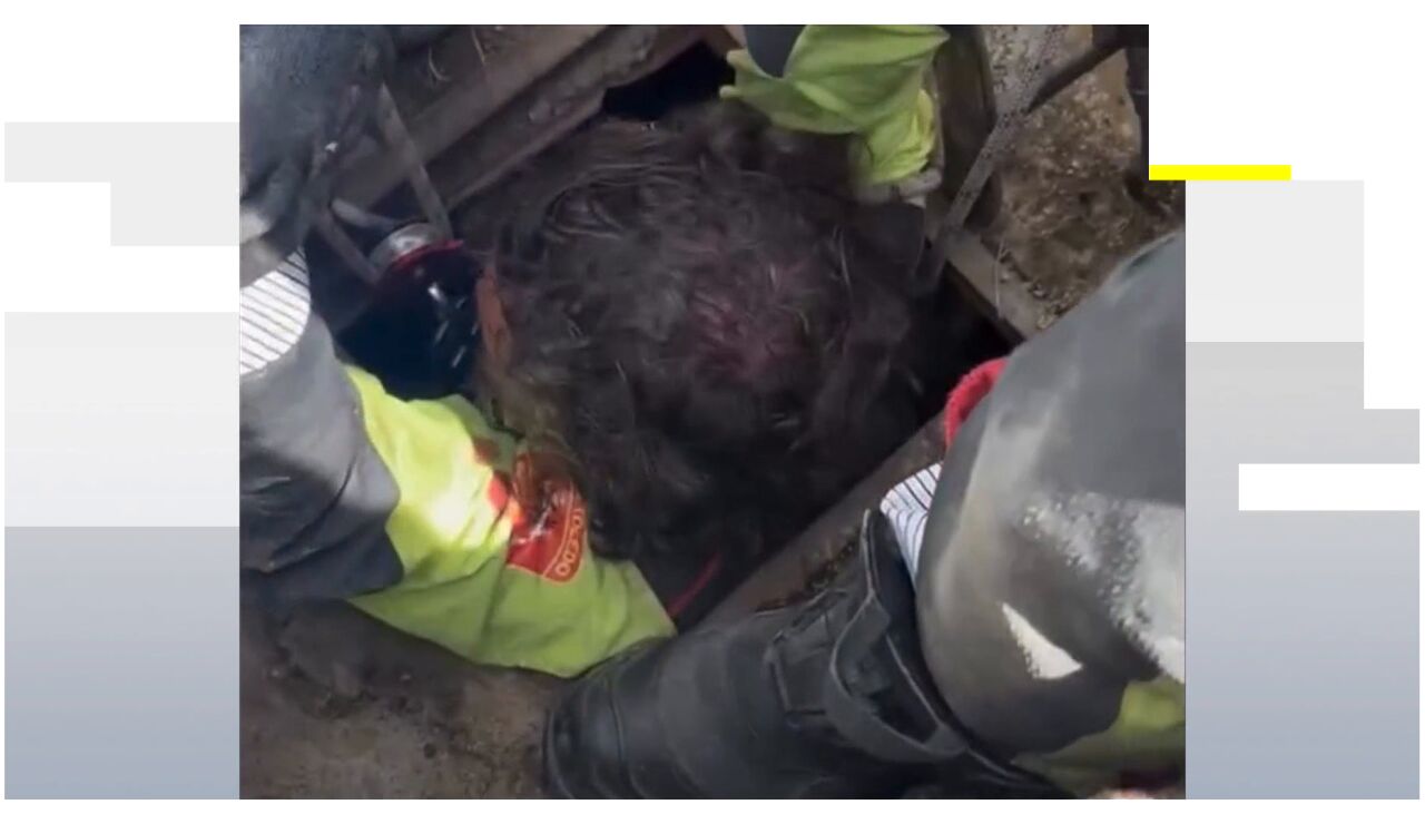 Los bomberos tras el rescate del ni&ntilde;o en el pozo de Toledo