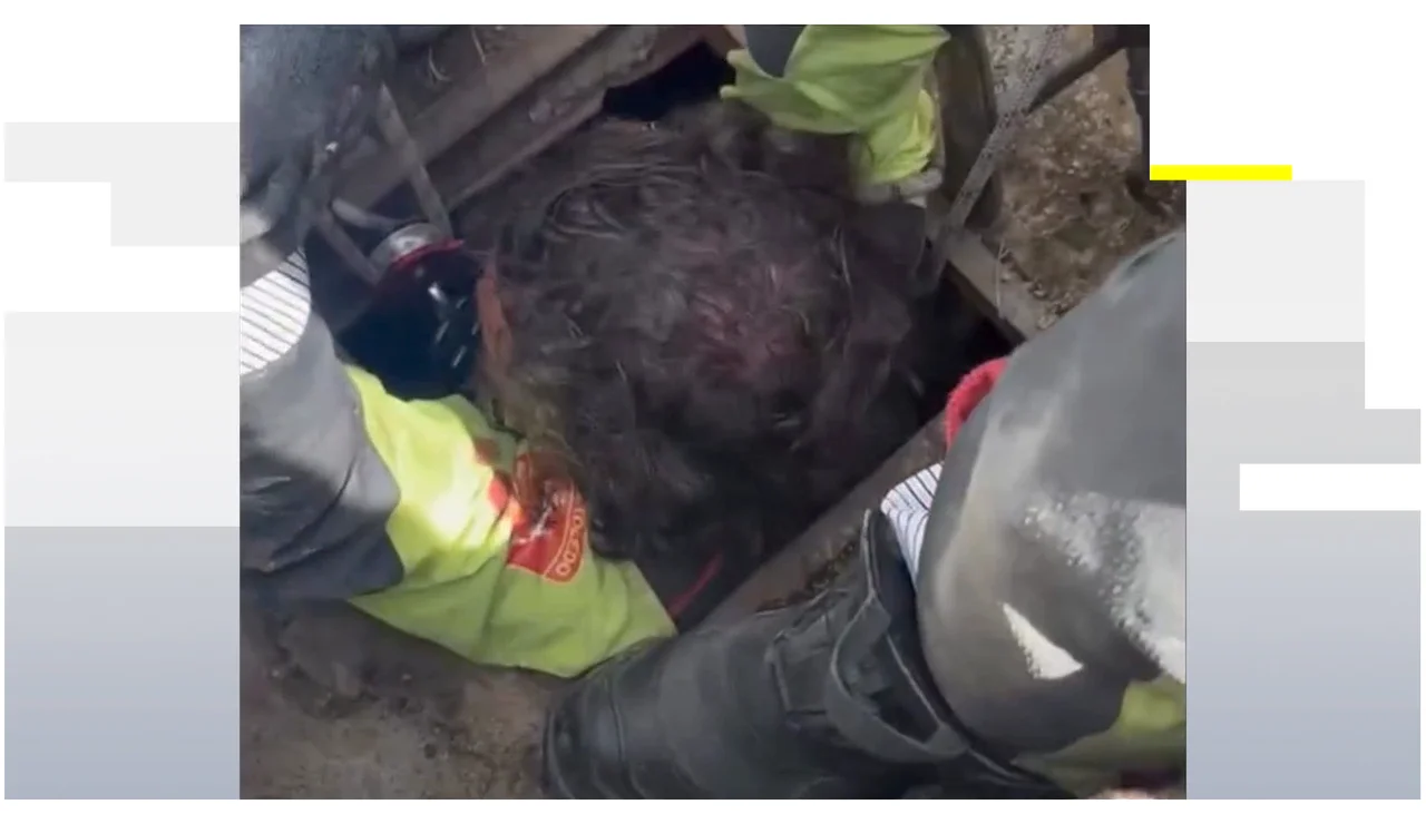 Los bomberos tras el rescate del niño en el pozo de Toledo