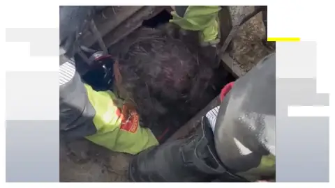 Los bomberos tras el rescate del niño en el pozo de Toledo Los bomberos tras el rescate del niño en el pozo de Toledo
