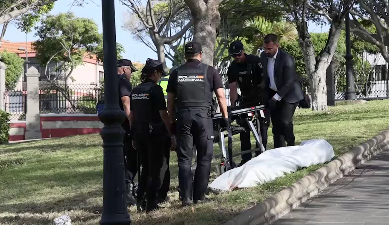 El vídeo del levantamiento del cadáver en un parque de Telde