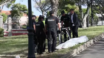 El vídeo del levantamiento del cadáver en un parque de Telde El vídeo del levantamiento del cadáver en un parque de Telde