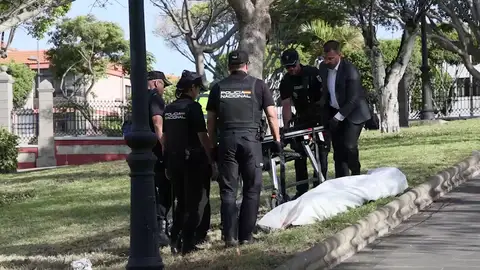 El vídeo del levantamiento del cadáver en un parque de Telde El vídeo del levantamiento del cadáver en un parque de Telde