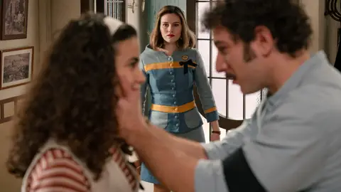 ¡Menuda pillada! Claudia se queda sin palabras tras descubrir que…¡Mabel y Salva son más que amigos! ¡Menuda pillada! Claudia se queda sin palabras tras descubrir que…¡Mabel y Salva son más que amigos!