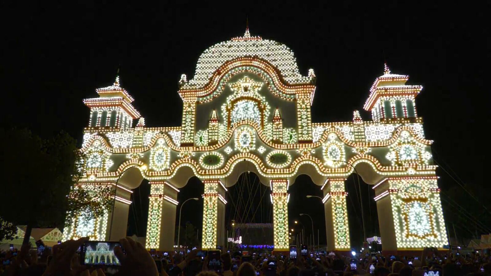 El 'alumbrao' inaugura la Feria de Abril con una portada que conmemora la boda de Carlos V con Isabel de Portugal
