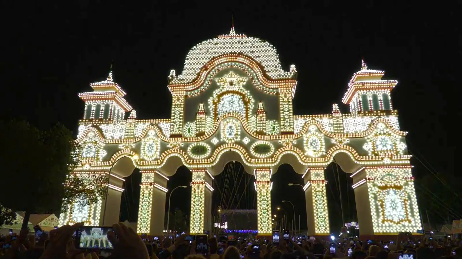 El 'alumbrao' inaugura la Feria de Abril con una portada que conmemora la boda de Carlos V con Isabel de Portugal