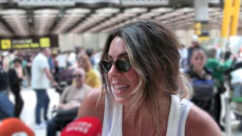 Laura Matamoros atendiendo a la prensa en el aeropuerto