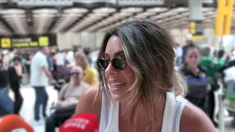 Laura Matamoros atendiendo a la prensa en el aeropuerto Laura Matamoros atendiendo a la prensa en el aeropuerto