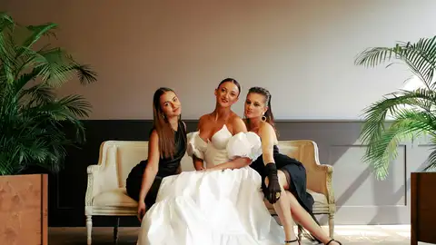 Invitadas de una boda vestidas de negro Invitadas de una boda vestidas de negro