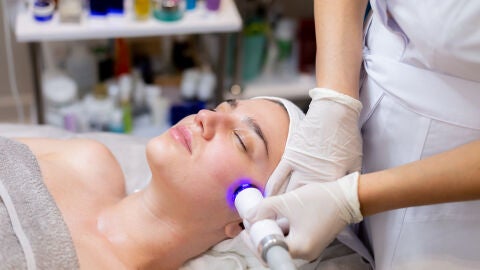 Mujer haciéndose un tratamiento facial con láser