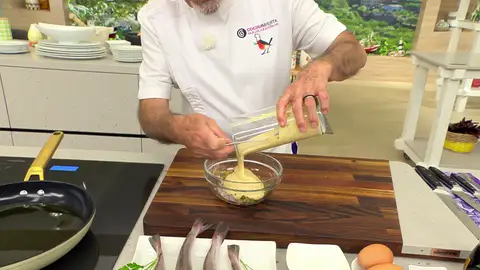 Agrega la mahonesa de soja, mezcla bien y reserva Agrega la mahonesa de soja, mezcla bien y reserva