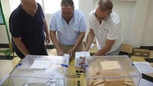Mesa electoral contabiliza votos.