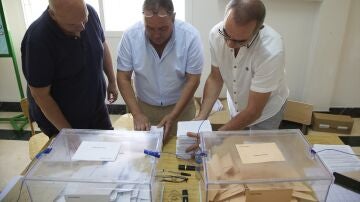 Mesa electoral contabiliza votos.