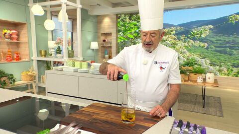 Agrega el aceite y 3 cucharadas de salsa de soja