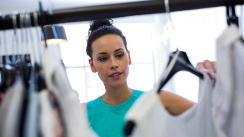 Mujer comprando ropa de deporte