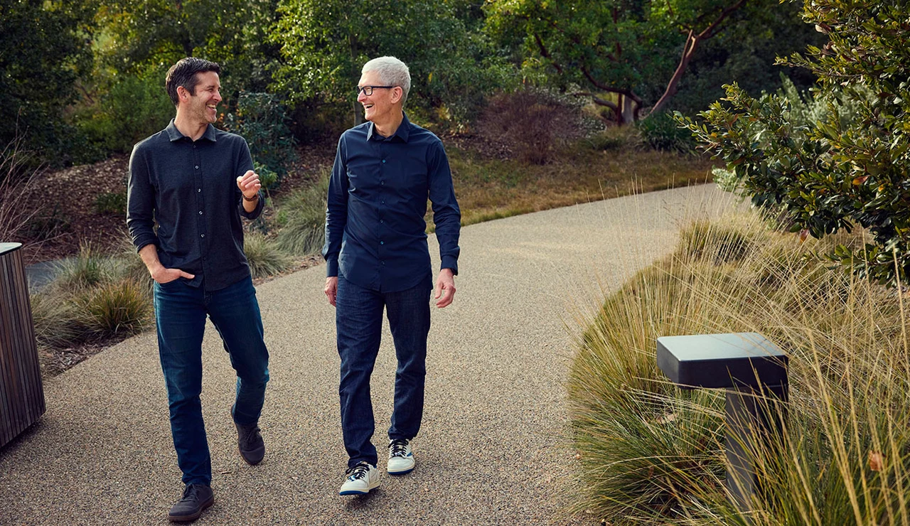 John Ternus y Tim Cook paseando por el Apple Park
