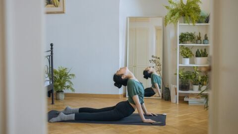 Mujer haciendo yoga