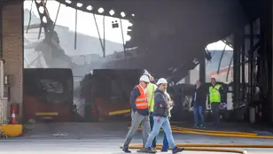 Burgos contacta con ayuntamientos para buscar buses tras el incendio de las cocheras que quemó la mitad de su flota