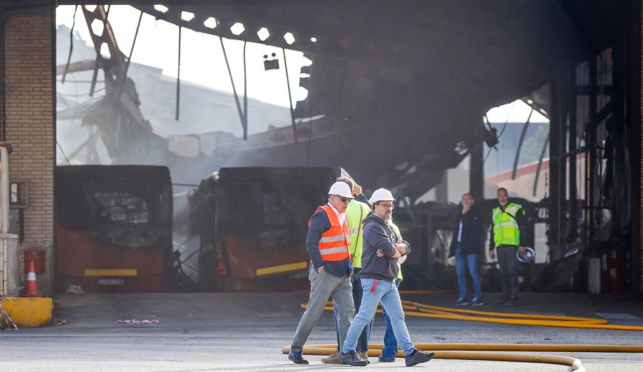 Burgos contacta con ayuntamientos para buscar buses tras el incendio de las cocheras que quem&oacute; la mitad de su flota