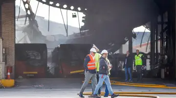 Burgos contacta con ayuntamientos para buscar buses tras el incendio de las cocheras que quemó la mitad de su flota Burgos contacta con ayuntamientos para buscar buses tras el incendio de las cocheras que quemó la mitad de su flota